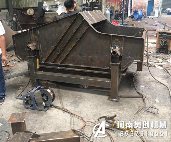 一小时生产100吨的洗砂生产线一般使用多少型号的振动脱水筛？