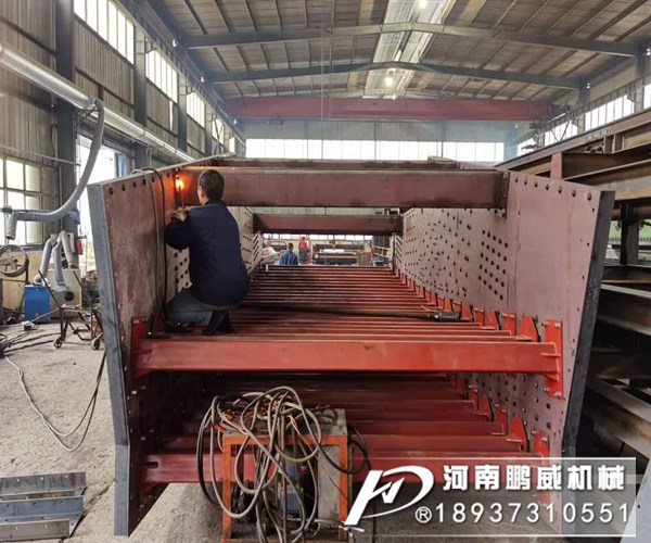 物料潮湿堵网问题用那种振动筛可以解决?