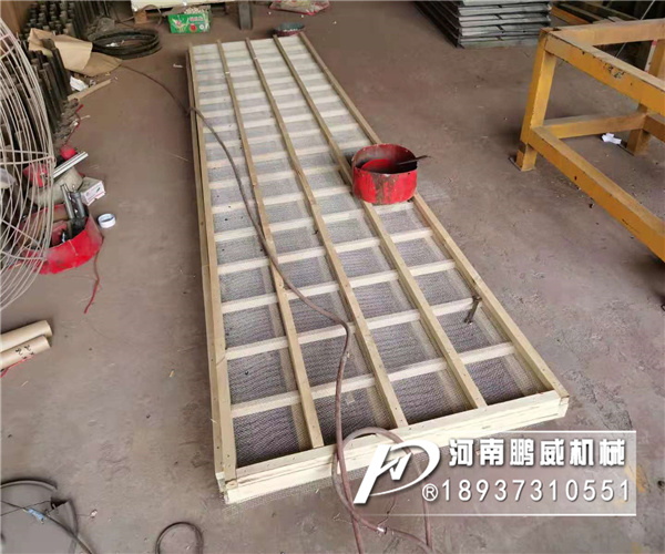 土石圆振动筛筛网堵泥怎么样解决?